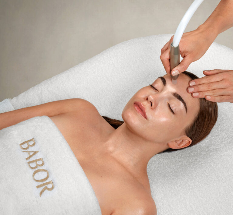 Babor Microdermabrasion: Handstück wird über die Stirn geführt