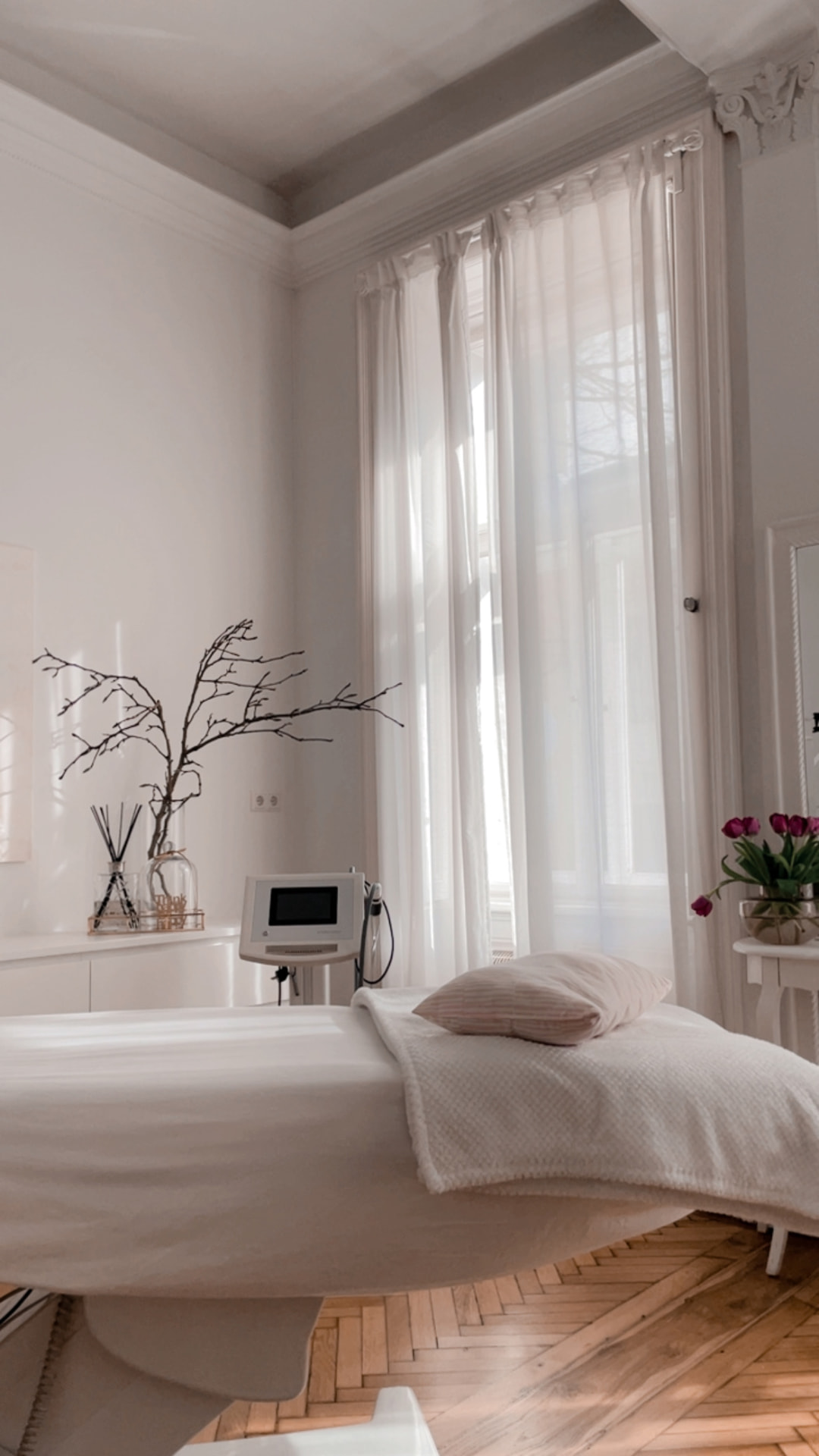 Behandlungsraum im SkinConcept mit Behandlungsliege und Tageslicht